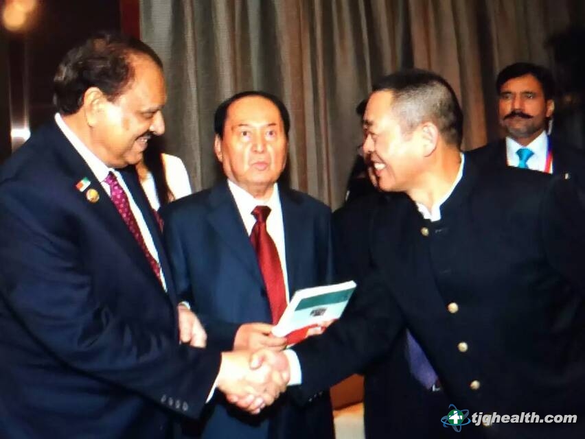 Chairman Shi Yanbao (left ) shook hand with President Hossain of Pakistan(right)